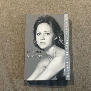 📚In Pieces by Sally Field